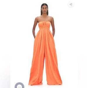 This jumpsuit is perfect for sipping mai tais at the resort lounge! ☀️🍹🍑